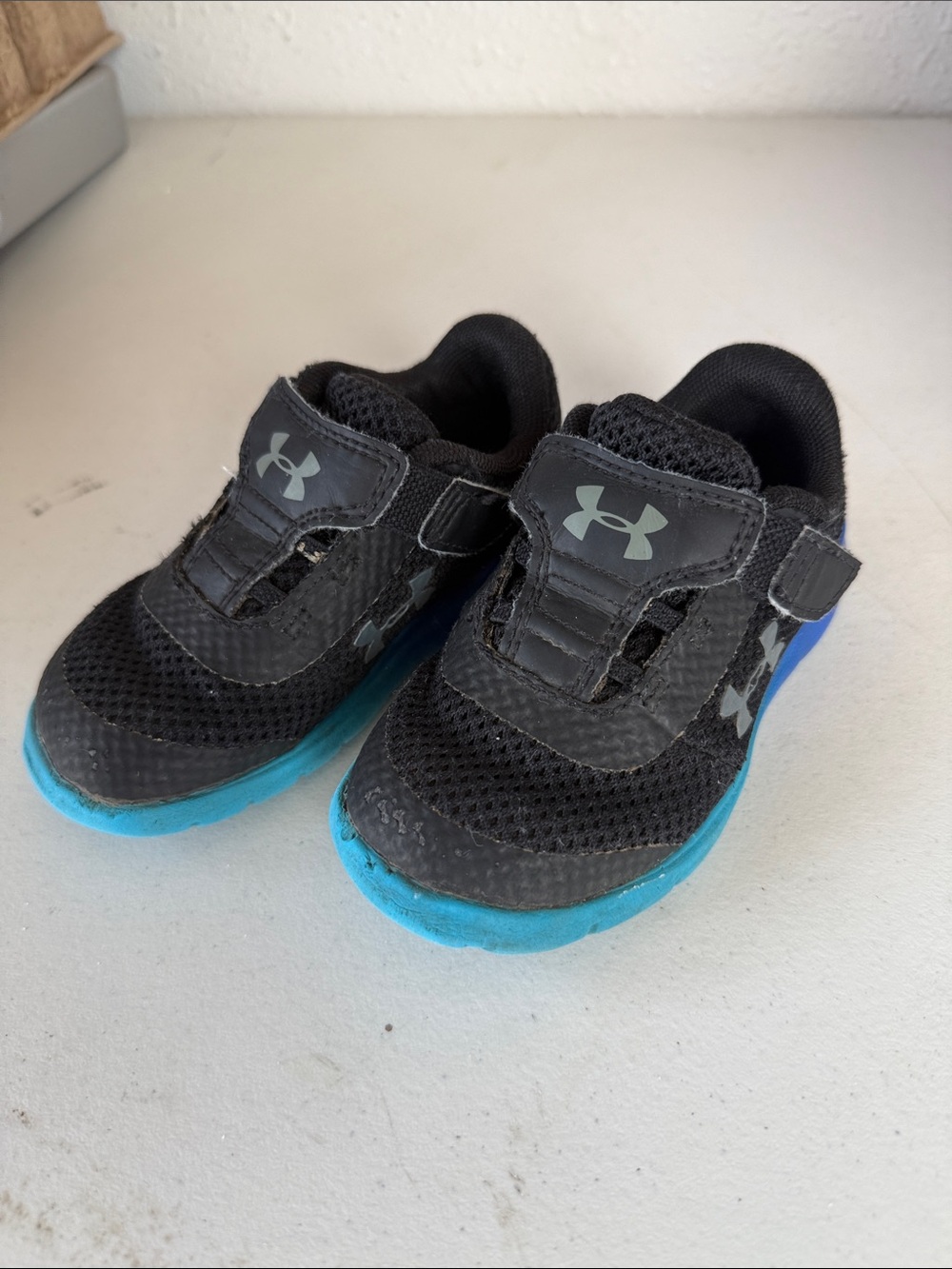 Under Armour Kids Black Sneakers with Bright Blue Soles